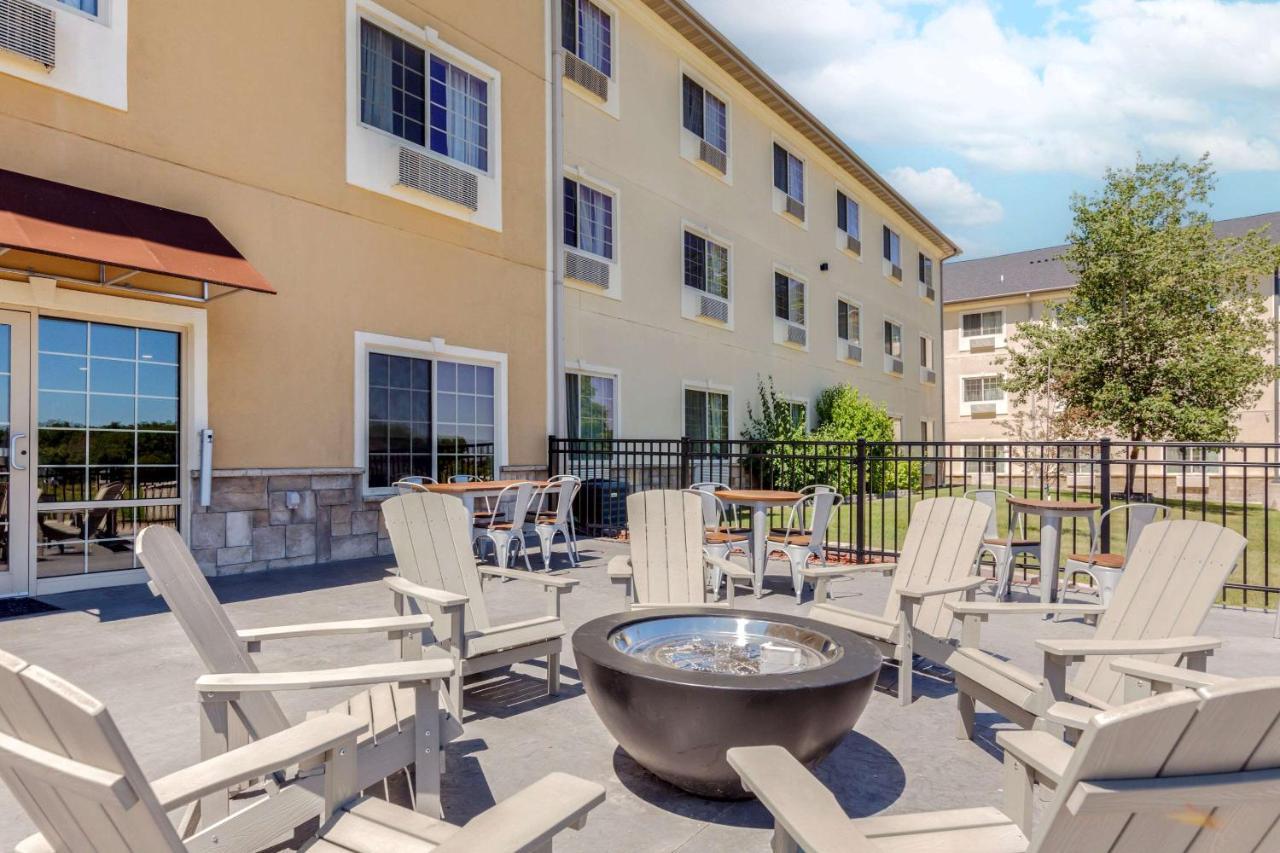 Comfort Suites Johnson Creek Conference Center Exterior photo